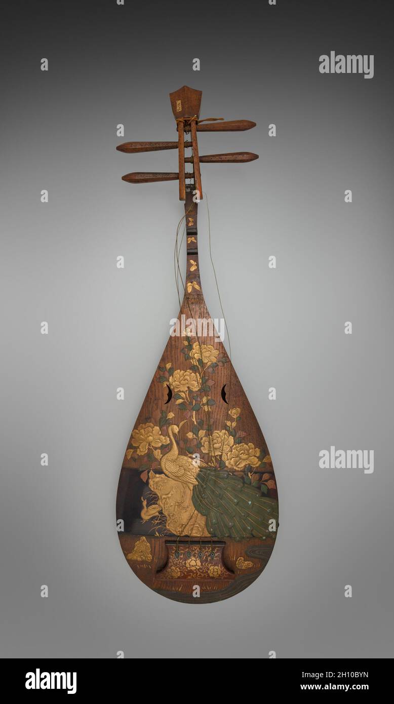 Bugaku Biwa, Anfang bis Mitte des 19. Jahrhunderts. Japan, Edo-Periode (1615-1868). Insgesamt: 85.8 cm (33 3/4 Zoll); breitestes Ende: 31.5 cm (12 3/8 Zoll). Stockfoto