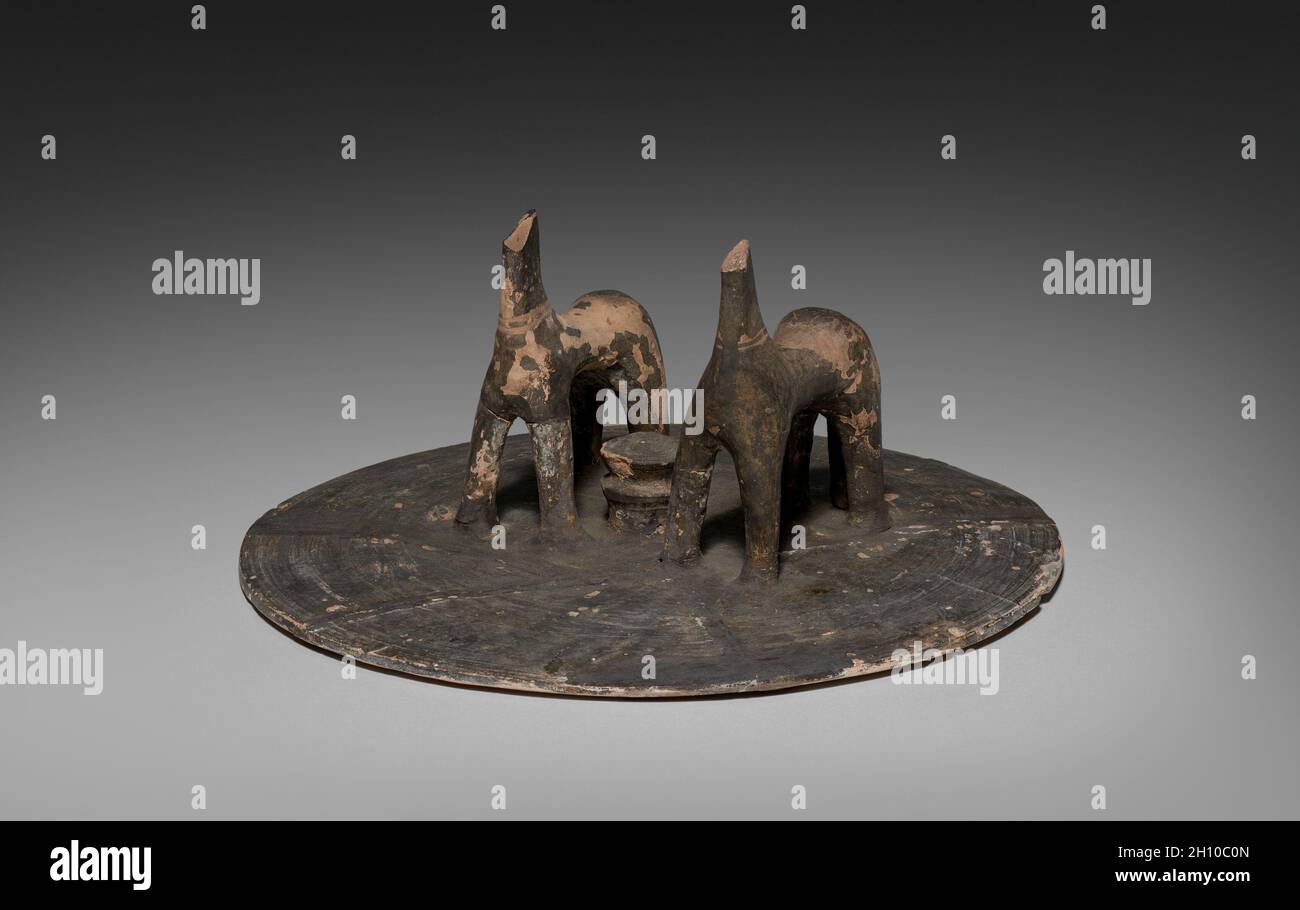 Geometrisches Pferd Pyxis (zylindrischer Deckel), c. 760-750 V. CHR. Griechenland, Dachboden. Keramik; Durchmesser: 30.1 cm (11 7/8 in.); Gesamt: 17.7 cm (6 15/16 in.). Stockfoto