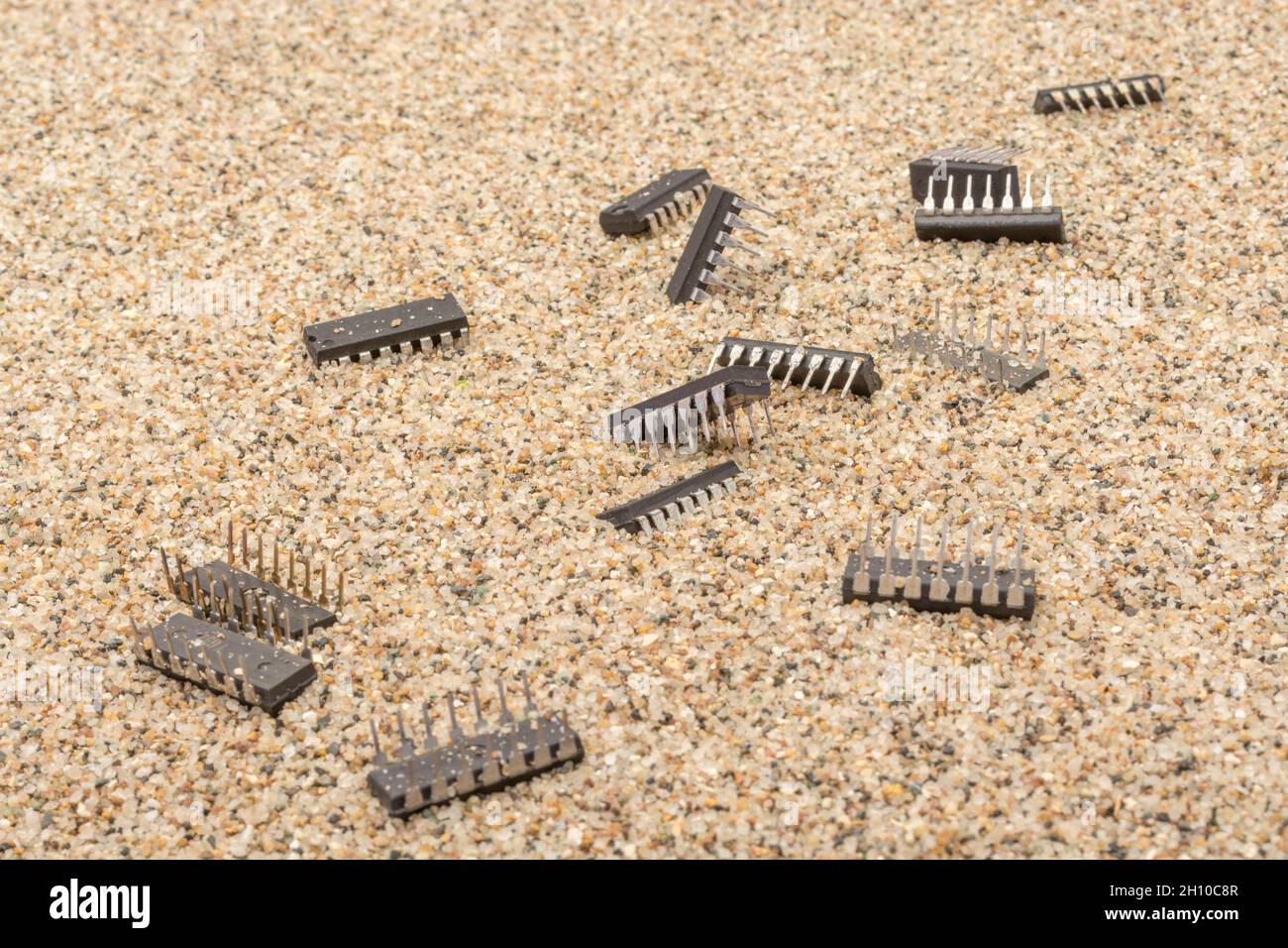 Mikrochips oder IC-Chips (integrierte Schaltung) in Sand vergraben. Für IC/Halbleiter, Chipknappheit in Russland, Mikrochip-Industrie + CHIPS for America Act Stockfoto