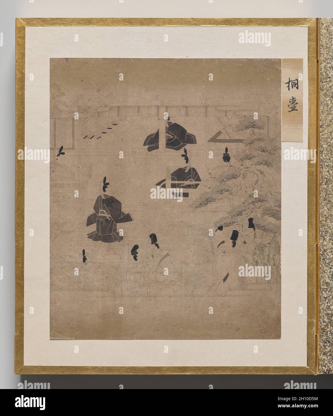 Paulownia Court aus Album of Illustrations for the Tale of Genji, 1600er. Japan, Edo-Zeit (1615-1868). Akkordeon-Album; Tinte, helle Farbe und Gold auf Papier; jedes Blatt: 26.3 x 22 cm (10 3/8 x 8 11/16 Zoll); nur auf dem Bild: 17 x 20.6 cm (6 11/16 x 8 1/8 Zoll). Dieses Album enthält Illustrationen zum klassischen literarischen Werk The Tale of Genji, das in den 1000er Jahren von Murasaki Shikibu, einem Aristokraten des Heian-Hofes (794–1185), verfasst wurde. Die Szenen sind in der „weißen Zeichnung“ gemalt (hakuby?) Modus, in dem eine feine Tintenlinie verwendet wird, um Zahlen und Räume mit großer Subtilität darzustellen, nur oc-Interpunktion Stockfoto