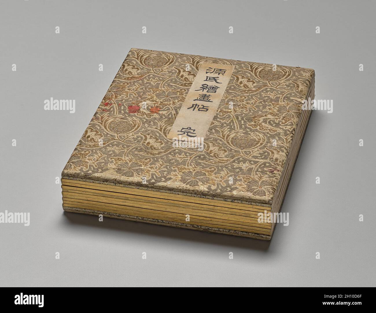 Album mit Illustrationen für die Geschichte von Genji, 1600. Japan, Edo-Zeit (1615-1868). Akkordeon-Album; Tinte, helle Farbe und Gold auf Papier; jedes Blatt: 26.3 x 22 cm (10 3/8 x 8 11/16 Zoll); nur auf dem Bild: 17 x 20.6 cm (6 11/16 x 8 1/8 Zoll). Dieses Album enthält Illustrationen zum klassischen literarischen Werk The Tale of Genji, das in den 1000er Jahren von Murasaki Shikibu, einem Aristokraten des Heian-Hofes (794–1185), verfasst wurde. Die Szenen sind in der „weißen Zeichnung“ gemalt (hakuby?) Modus, in dem eine feine Farlinie verwendet wird, um Figuren und Räume mit großer Subtilität darzustellen, die nur gelegentlich durch Spuren unterbrochen wird Stockfoto