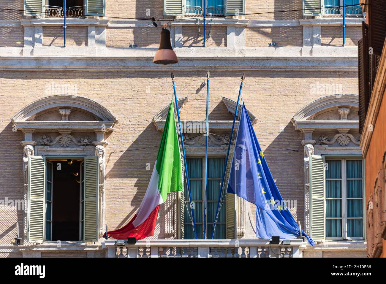 Italienische und EU-Flaggen Stockfoto