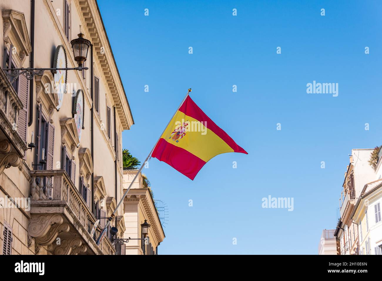 Die spanische Botschaft in Italien mit der spanischen Flagge schwenkt - der Palast von Spanien, der Palast von Monaldeschi (Palazzo di Spagna), der barocke Palast, in dem sich die Botschaft befindet Stockfoto