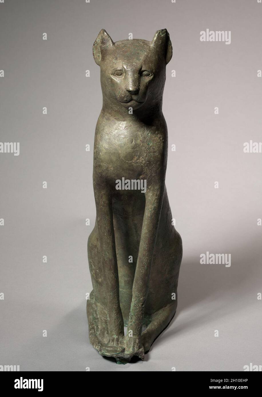 Cat Sarg, 305-30 BC. Ägypten, ptolemäischen Dynastie (305-30 v. Chr.). Bronze, hohl gegossen; insgesamt: 51 x 14,1 x 24 cm (20 1/16 x 5 9/16 x 9 7/16 in.). Stockfoto