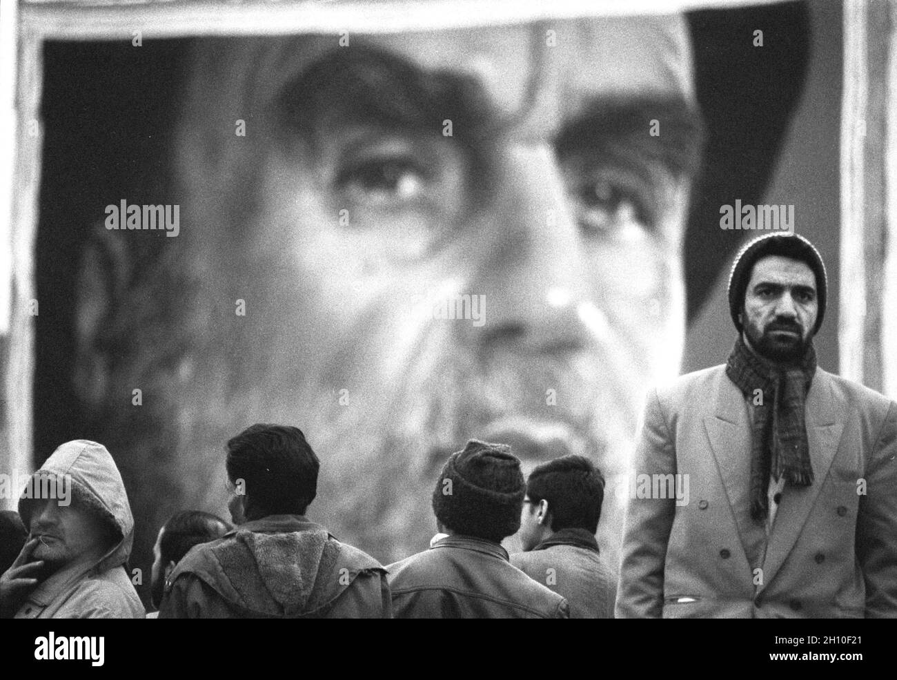 Menschen, die sich für die Hilfe al Fetr versammelten, beteten vor einem großen Plakat von Ayatollah Roohollah Komeini, dem Führer der Islamischen Revolution von 1979, die das Königreich Pahlavi regim in eine Islamische Republik verwandelte. Teheran Hauptstadt. Stockfoto