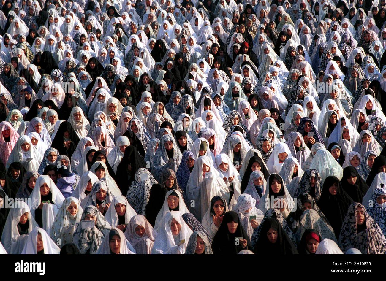Iranische Frauen halten am Ende des Fastenmonats Ramadan in Imam Khomeinis "mpsque" an einem Hilfstag fest. Teheran, 2004. Stockfoto