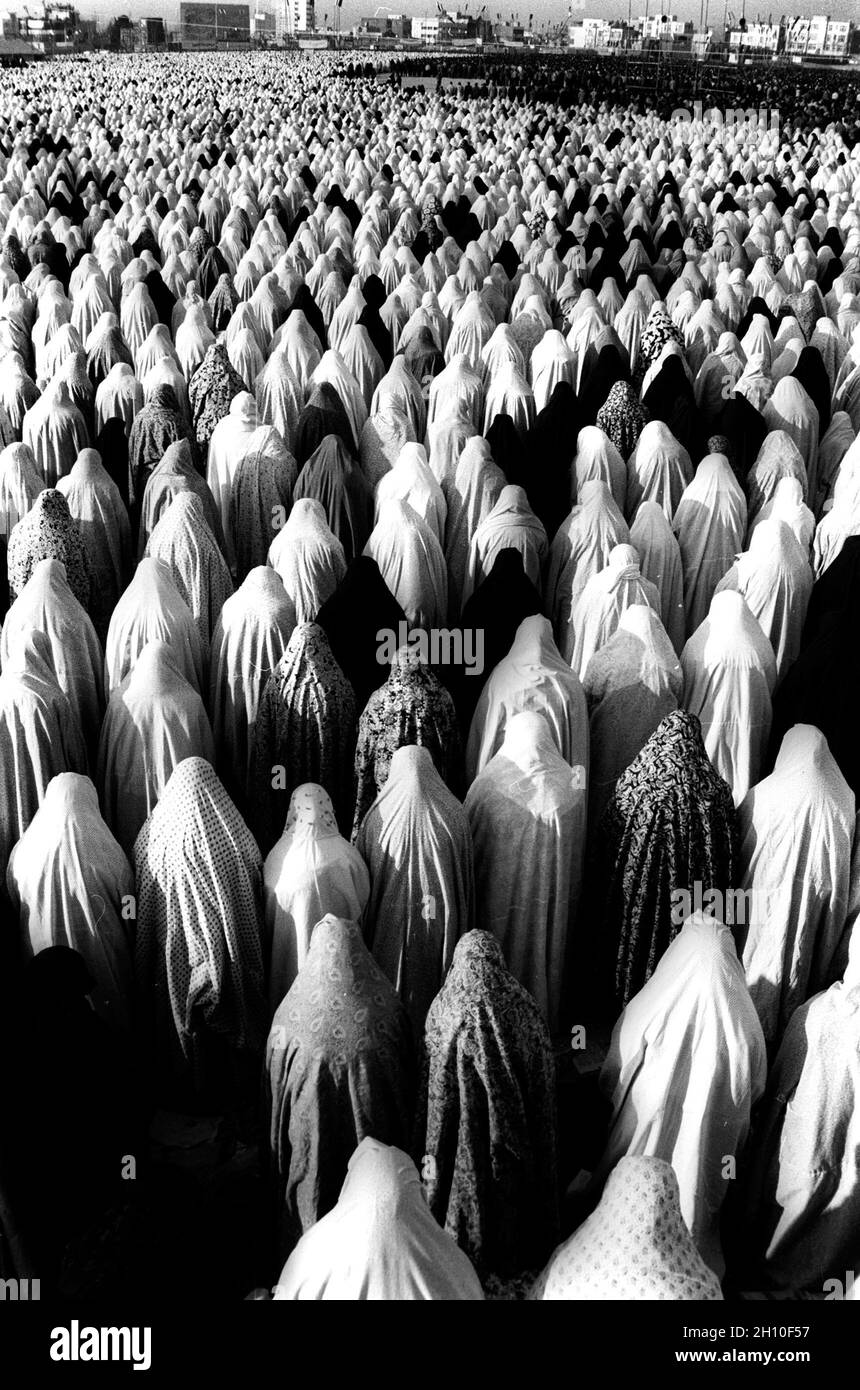 Iranische Frauen beten am Tag der Hilfshilfe Ende des Fastenmonats Ramadan im Jahr 1999 in Teheran. Stockfoto