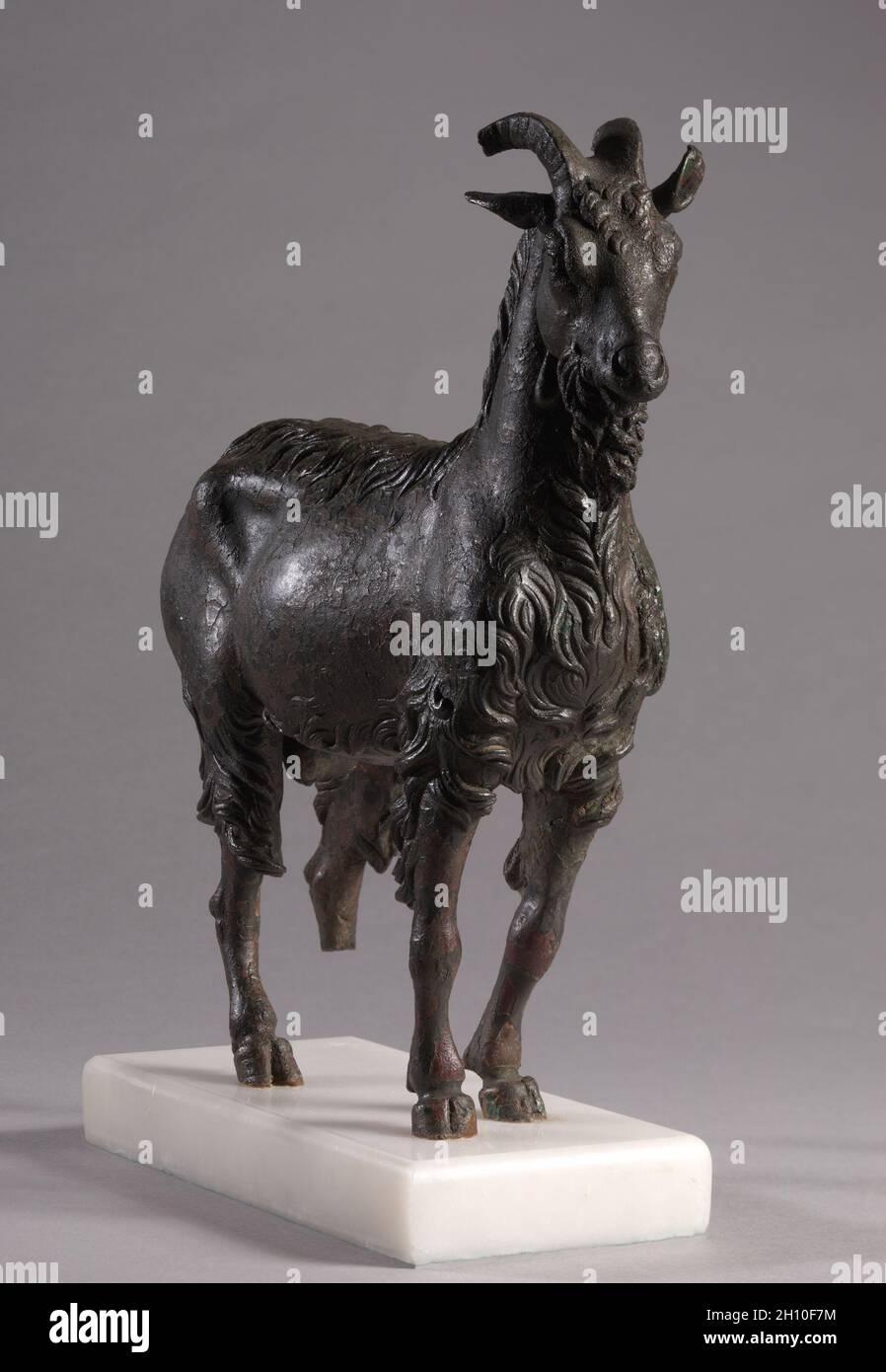 Ziege, Ende 2.Jh. v. Chr.. Griechenland, Hellenistische Zeit. Bronze; gesamt: 30,5 x 31,1 cm (12 x 12 1/4 in.). Stockfoto