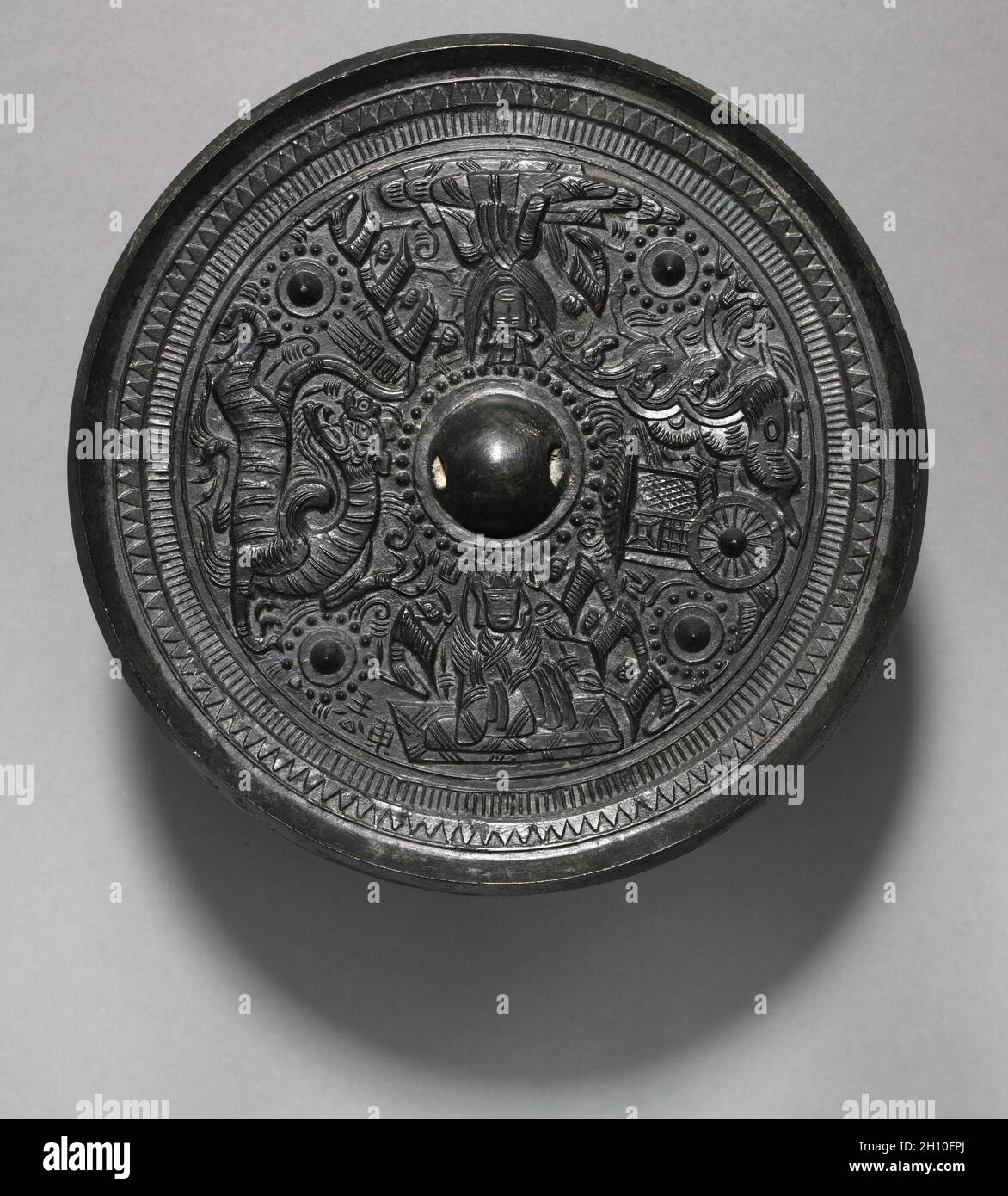 Spiegel mit Gottheiten, Chariot und dem Weißen Tiger, AD 100-200. China, östliche Han-Dynastie (25-220). Bronze; Durchmesser: 18.3 cm (7 3/16 Zoll); Gesamt: 1.7 cm (11/16 Zoll); Rand: 0.9 cm (3/8 Zoll). Stockfoto