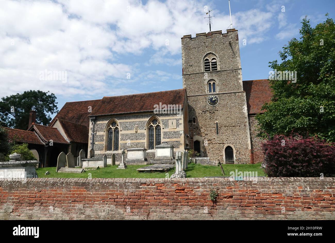 Außenansicht der St. Andrews Kirche gegen einen bewölkten Himmel in Boreham, Essex in England Stockfoto