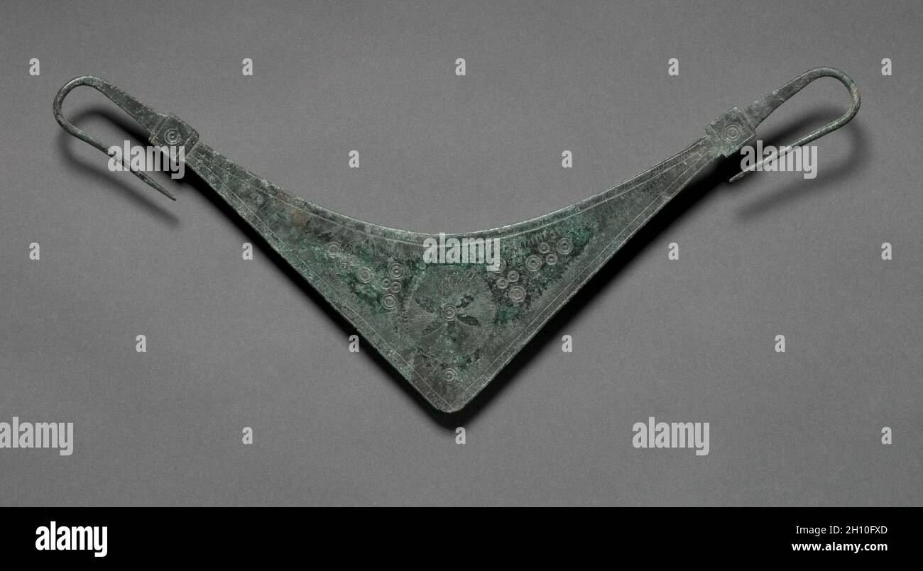 Woman's Belt Hanger (Zone), C. 725-675 BC. Griechenland, geometrische Periode (900 - 700 v. Chr.). Bronze; Insgesamt: 32,5 cm (12 13/16 in.). Stockfoto