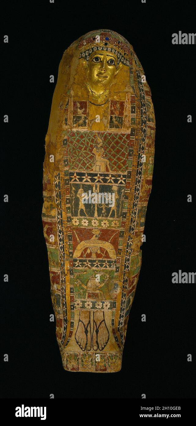 Cartonnage Mumie Fall, C. 50 BC-AD 50. Ägypten, späte Ptolemäerzeit Dynastie zu frühen römischen Reich. Cartonnage, bemalt und vergoldet, mit Glas Inlays; gesamt: 20,5 x 57 cm (8 1/16 x 22 7/16 in.). Stockfoto