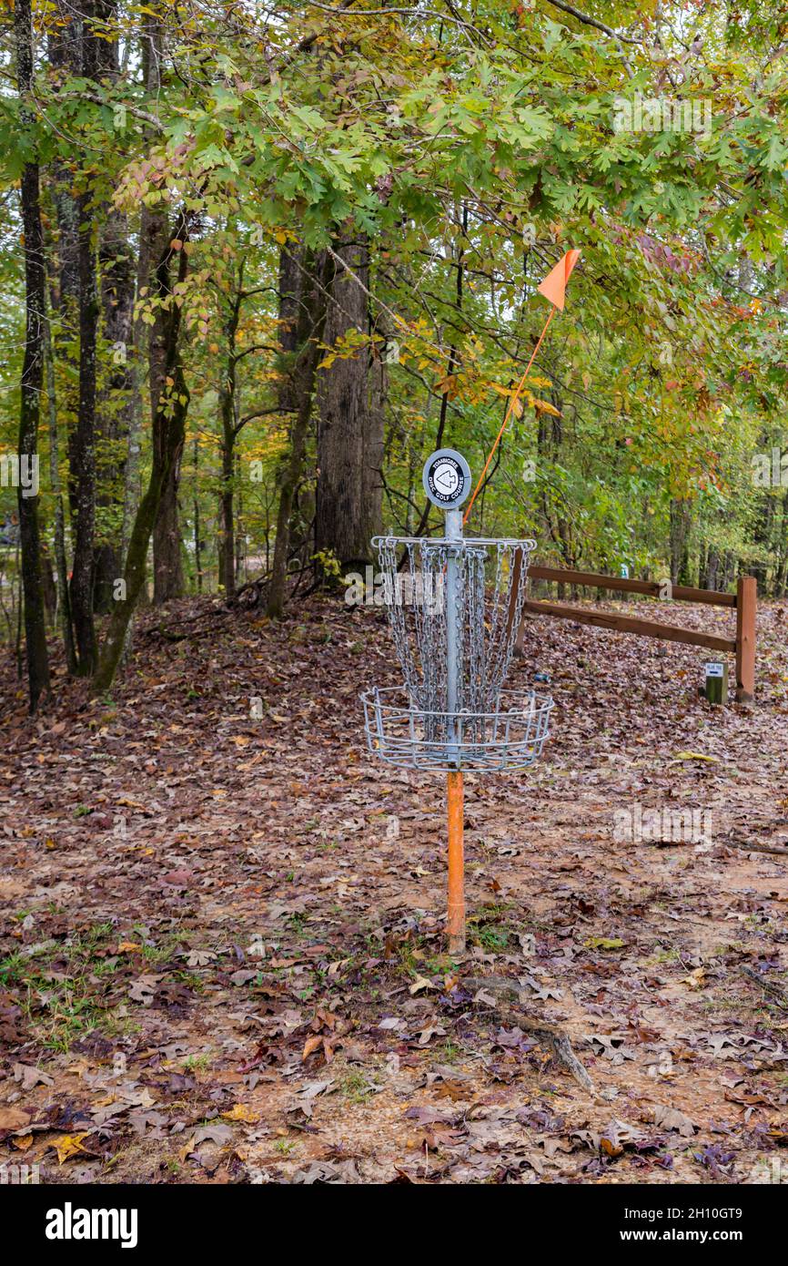 Disc-Golfkorb auf dem Platz im Tombigbee State Park in der Nähe von Tupelo, Mississippi Stockfoto