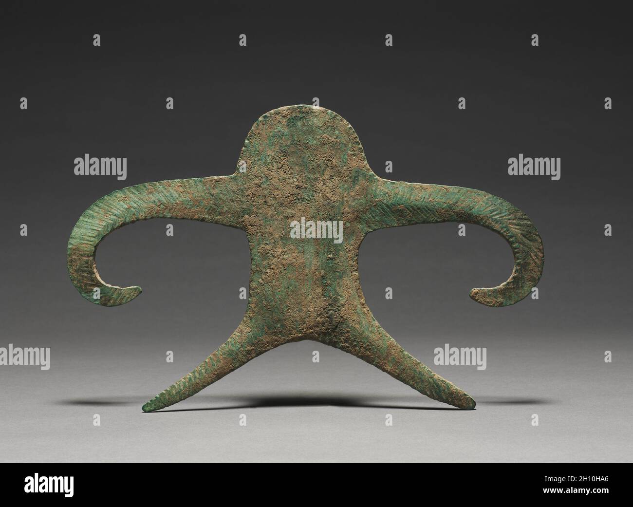 Anthropomorph, c. 1500–1000 V. CHR. Indien, Bronzezeit. Kupfer; insgesamt: 23.5 x 36.5 x 0.5 cm (9 1/4 x 14 3/8 x 3/16 Zoll). Stockfoto