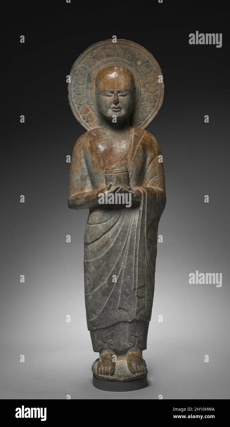 Ständigen Jünger Mahakasyapa Holding eine zylindrische Reliquiar, C. 550. China, Provinz Hebei, südlichen Xiangtangshan Höhlen, nördlichen Qi Dynastie (550-577). Kalkstein mit Spuren von Pigment; Insgesamt: 116 x 33 x 25 cm (45 11/16 x 13 x 9 13/16 in.). Stockfoto