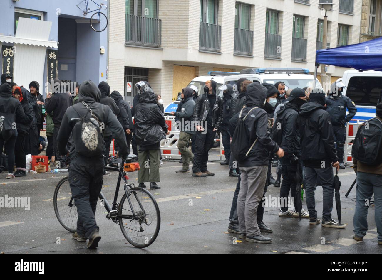 Köpenicker Straße in Mitte, Berlin, Deutschland, nachdem die Polizei am 15. Oktober 2021 das linke Anhängerlager „Köpi“ geräumt hatte. Stockfoto