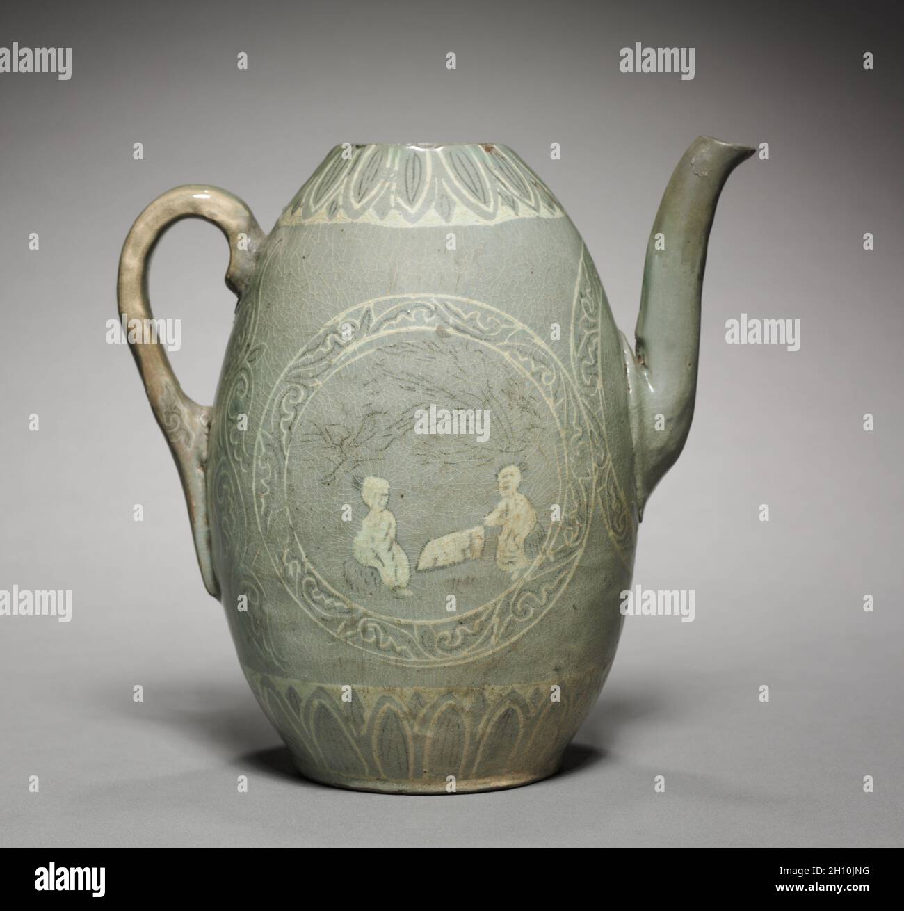 Krug mit eingelegten Abbildung und Willow Design, 1200. Korea, Goryeo-zeit (918-1392). Celadon Geschirr mit Einlegearbeiten aus weißen und schwarzen Slip Dekoration; Durchmesser: 14.3 cm (5 5/8 in.); Insgesamt: 20,4 cm (8 1/16 in.). Stockfoto