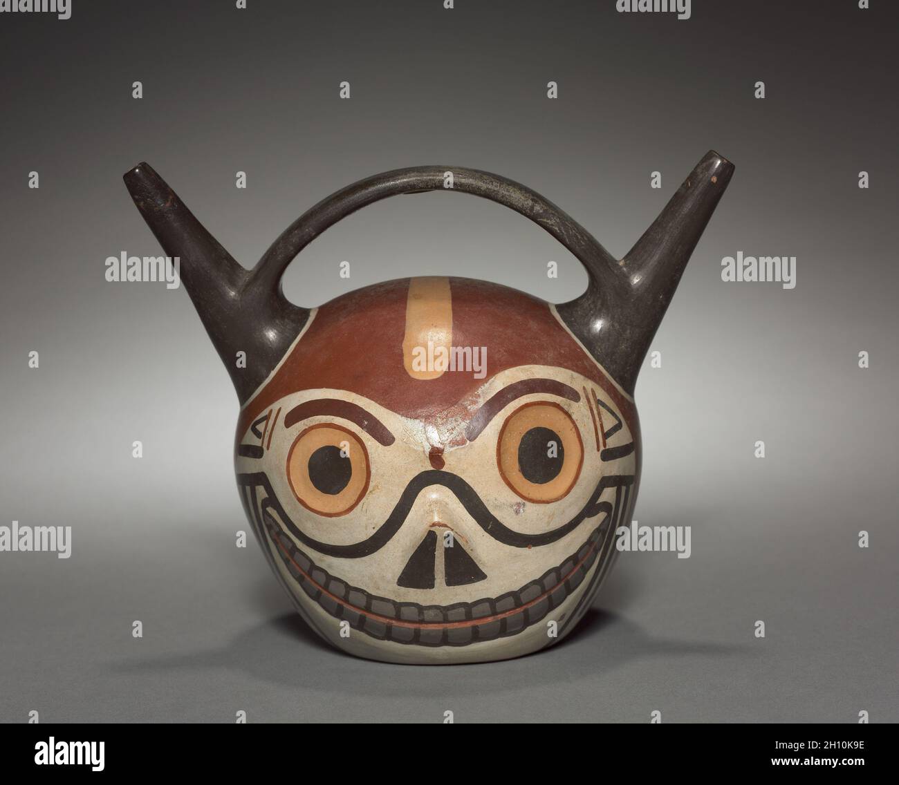 Schädel Schiff, 500-900. Wari (Pachacamac) Stil, nahen Horizont, Epoche 2. Steingut mit farbigen Pfropfreiser; gesamt: 14,5 x 17,8 x 12,6 cm (5 11/16 x 7 x 4 15/16 in.). Stockfoto