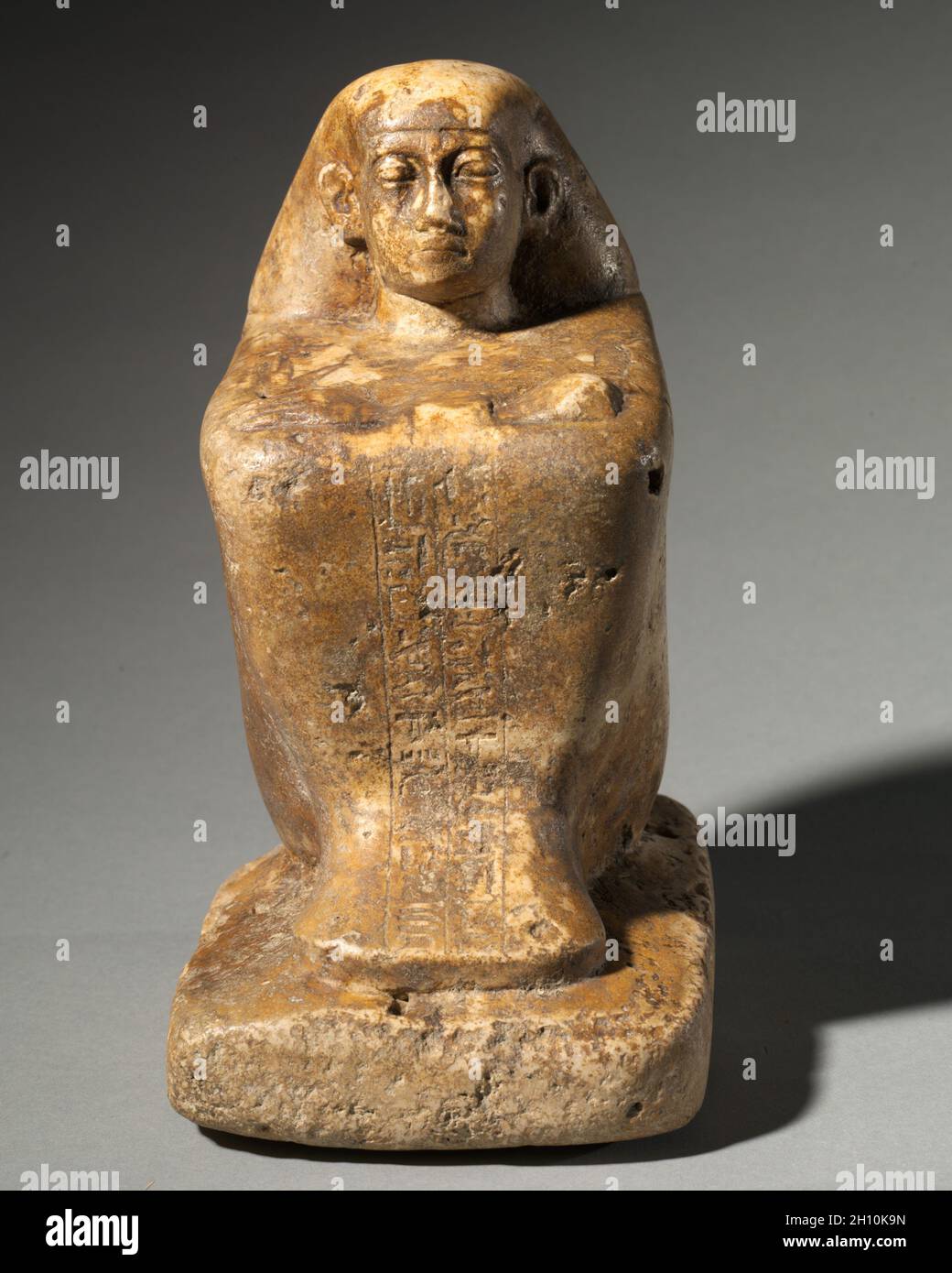 Statue von Djedbastetiufankh, C. 664-610 BC. Ägypten, Spätzeit, späte Dynastie 25 und frühen Dynastie 26. Kalkstein; gesamt: 26,1 x 14 x 19,2 cm (10 1/4 x 5 1/2 x 7 9/16 in.). Stockfoto