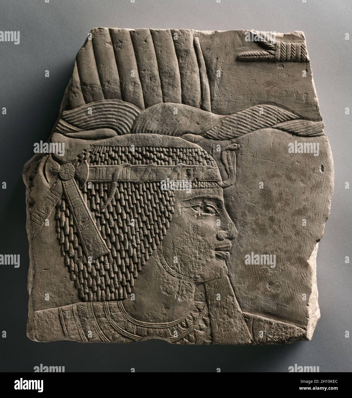 Relief eines Königs, 664-525 BC. Ägypten, Spätzeit, Dynastie 26 oder höher. Kalkstein; gesamt: 28,7 x 17,2 cm (11 5/16 x 6 3/4 in.). Stockfoto