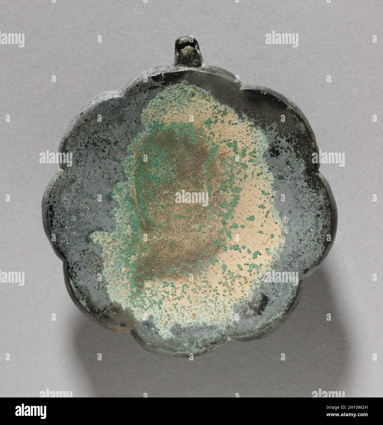 Blumenförmigen Spiegel, 1100s-1200s. Korea, Goryeo-zeit (918-1392). Bronze; gesamt: 9,2 x 0,6 cm (3 5/8 x 1/4 in.). Stockfoto