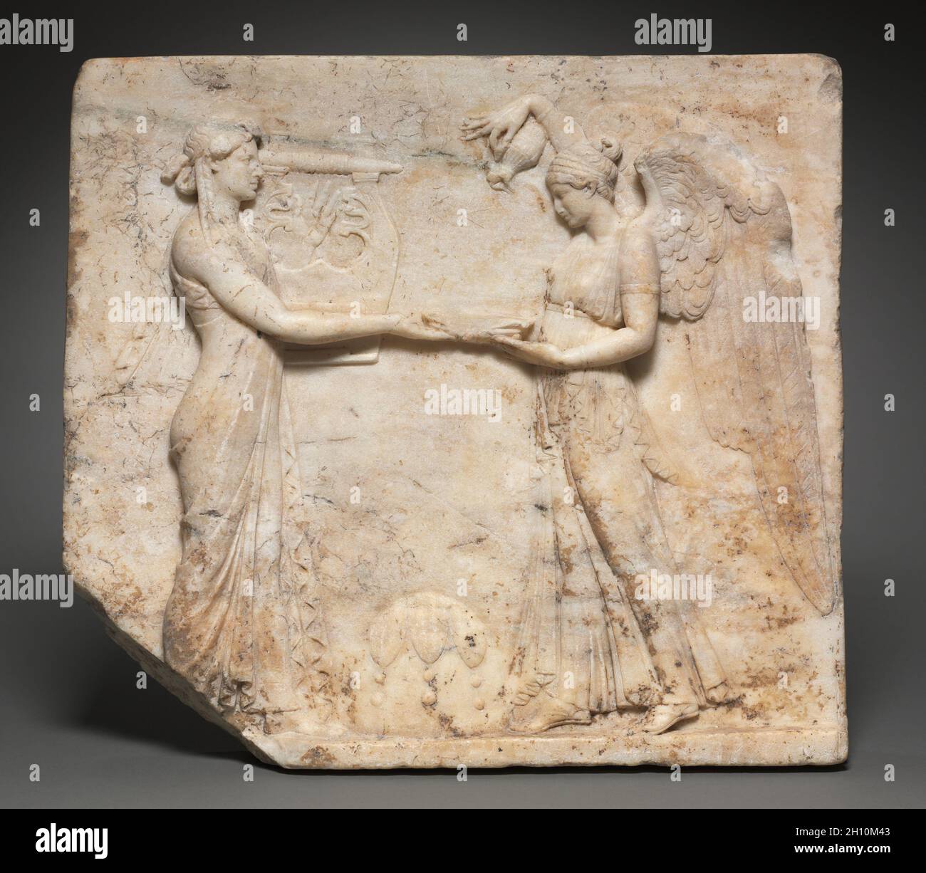 Relief von Apollo mit Nike, 27 BC-AD 14. Italien, Römisch, Augustus. Griechischer Marmor; insgesamt: 41.6 x 46.4 cm (16 3/8 x 18 1/4 Zoll). Stockfoto