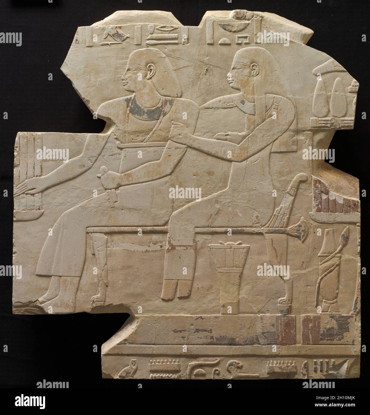 Sitzende Paar: Mentuemhat's Vorfahren, C. 667-647 BC. Ägypten, Theben, Spätzeit, späte Dynastie 25 und frühen Dynastie 26. Kalkstein; gesamt: 57,3 x 53 cm (22 9/16 x 20 7/8 in.). Stockfoto