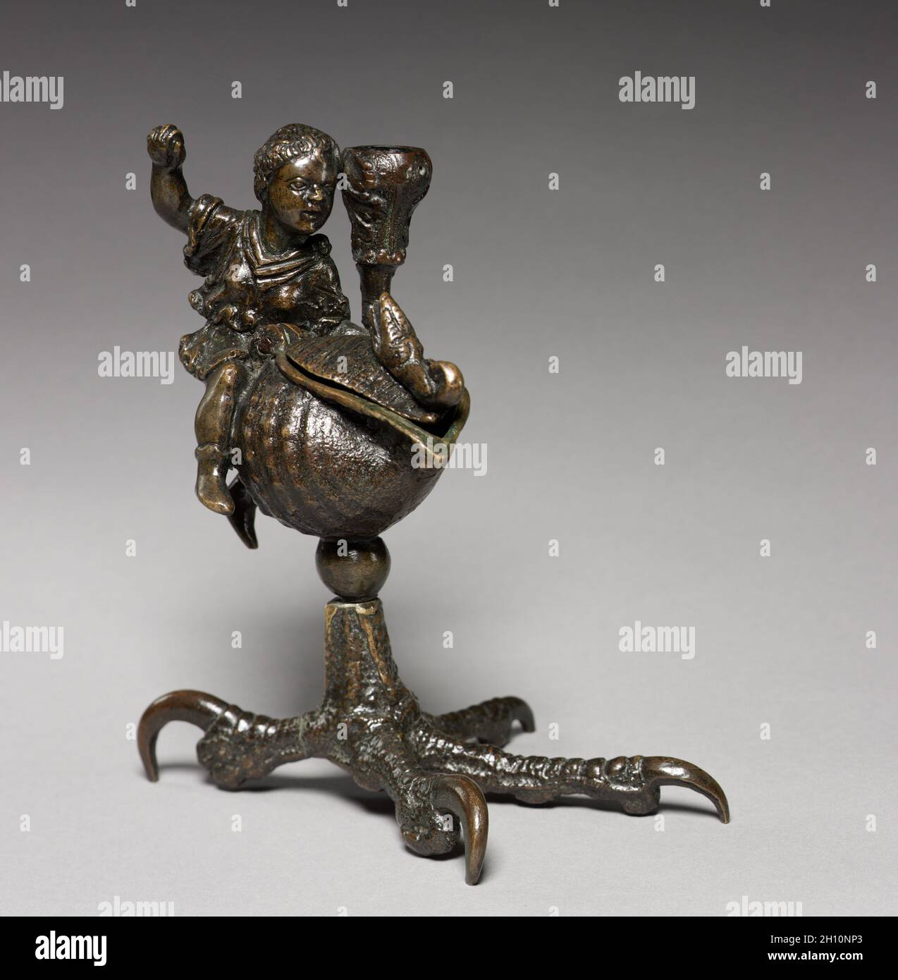 Tintenfass und Kerzenleuchter mit dem Hercules-Kindlein, das die Schlangen tötet, c. 1510–20. Werkstatt von Severo da Ravenna (italienisch, ca. 1496-c.1543). Bronze; insgesamt: 21 x 11 x 13 cm (8 1/4 x 4 5/16 x 5 1/8 Zoll). Stockfoto