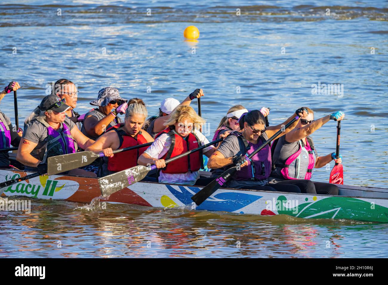 Oklahoma, 2. Okt 2021 - Menschen rudern auf dem Drachenboot während des Regatta Festivals Stockfoto