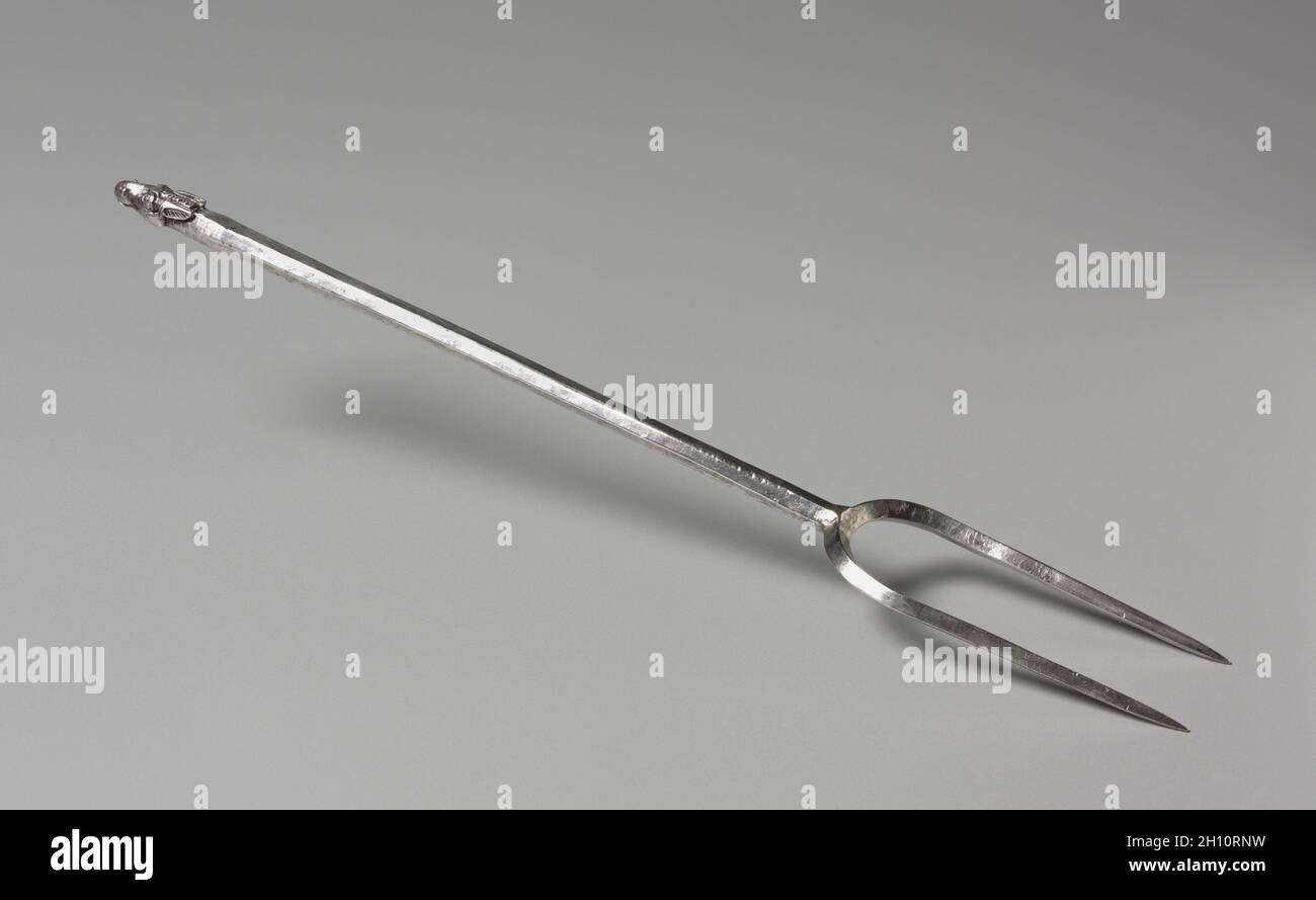 Gabel mit Mule-Head-Finial, 375-425. Italien, römisch, Ende 4. Jahrhundert - Anfang 5. Jahrhundert. Silber; insgesamt: 0.5 x 20.4 cm (3/16 x 8 1/16 Zoll). Stockfoto