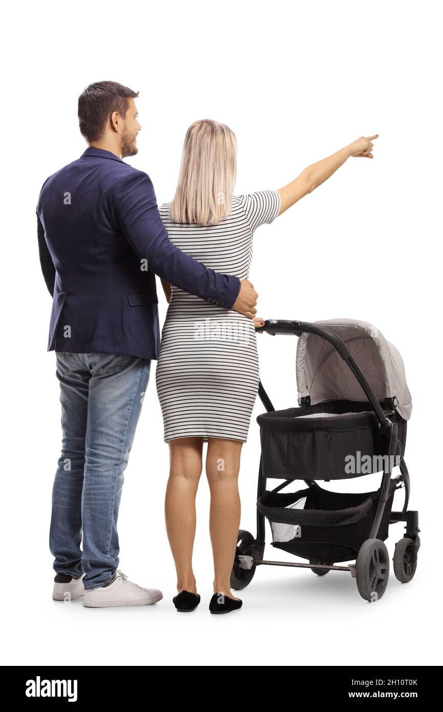 Rückaufnahme eines jungen Paares mit einem Kinderwagen, der isoliert auf weißen Hintergrund zeigt Stockfoto