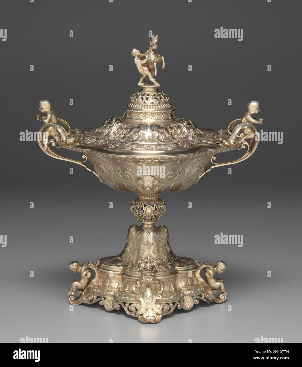 Mittelstück, 1838-1848. Charles-Nicolas Odiot (Französisch, 1826-1868). Vergoldet; insgesamt 37 x 30.2 x 25.1 cm (14 9/16 x 11 7/8 x 9 7/8 Zoll). Hergestellt für Louis Philippe (1773-1850), König von Frankreich 1830-48. Stockfoto