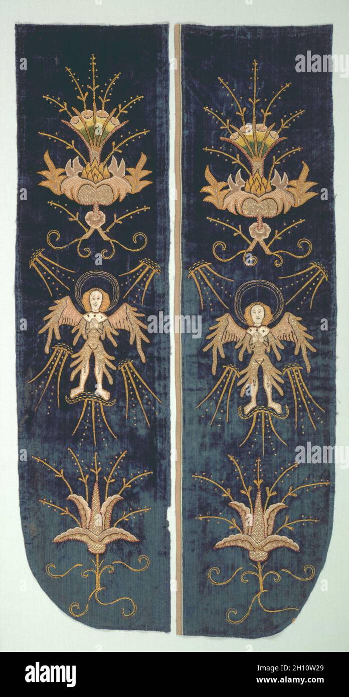 Teil eines Chasuble, c. 1500. England, London (Stickerei) und Italien, Florenz (Samt), Anfang des 16. Jahrhunderts. Seide, Goldfilé; Applikation, Stickerei: Couchstiche Samt: Fester Flor, Seide; insgesamt: 101 x 52.8 cm (39 3/4 x 20 13/16 Zoll). Stockfoto