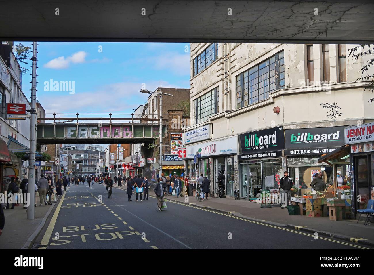 Rye Lane, Peckham, Süd-London. Geschäftige Einkaufsstraße im Herzen dieser Gegend, berühmt für ihre vielfältige Bevölkerung. Im Film Rye Lane aus dem Jahr 2023. Stockfoto