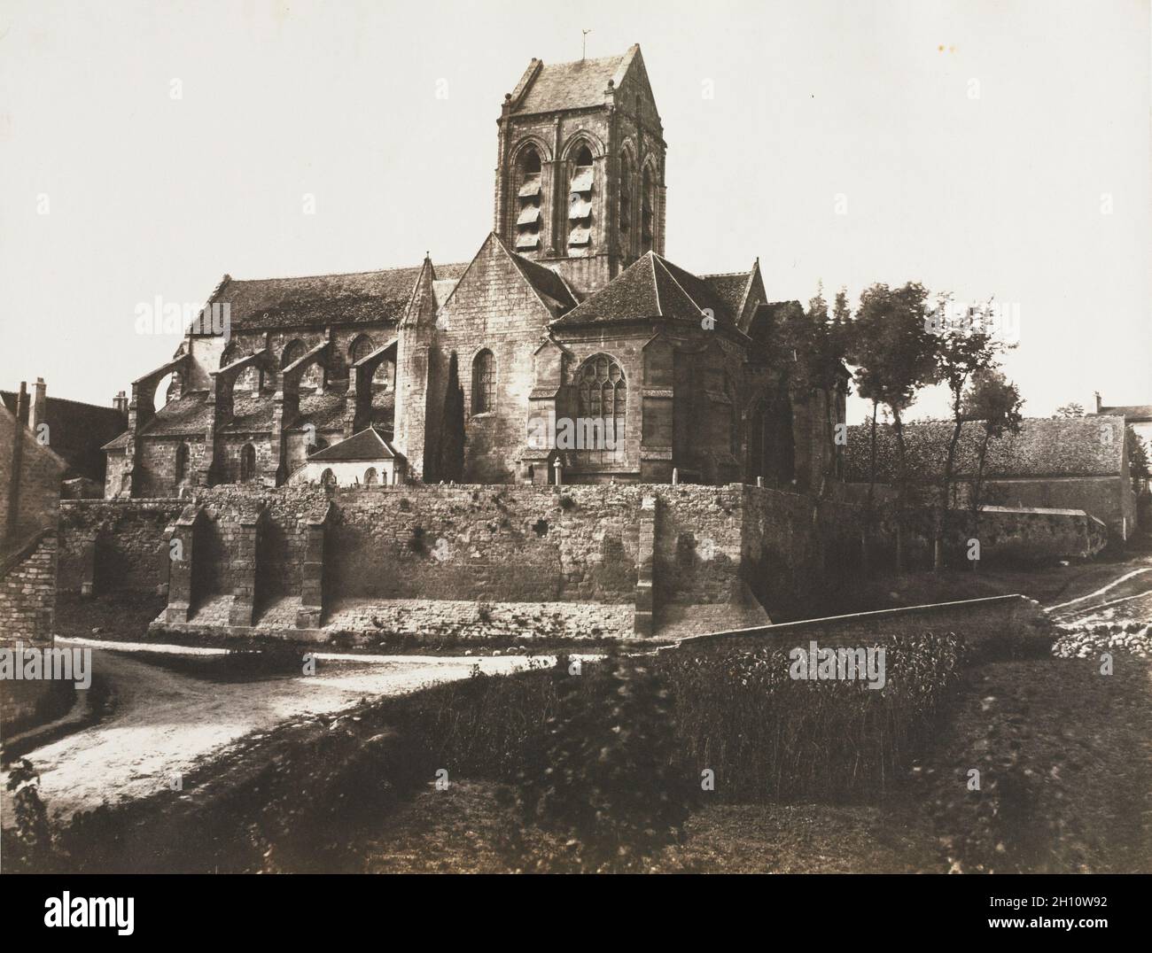 Kirche in Auvers, 1855. Édouard Baldus (Französisch, 1813-1889). Gesalzener Papierdruck aus gewachsten Papiernegativ; Bild: 33.4 x 43.7 cm (13 1/8 x 17 3/16 Zoll); mattiert: 55.9 x 66 cm (22 x 26 Zoll). Stockfoto