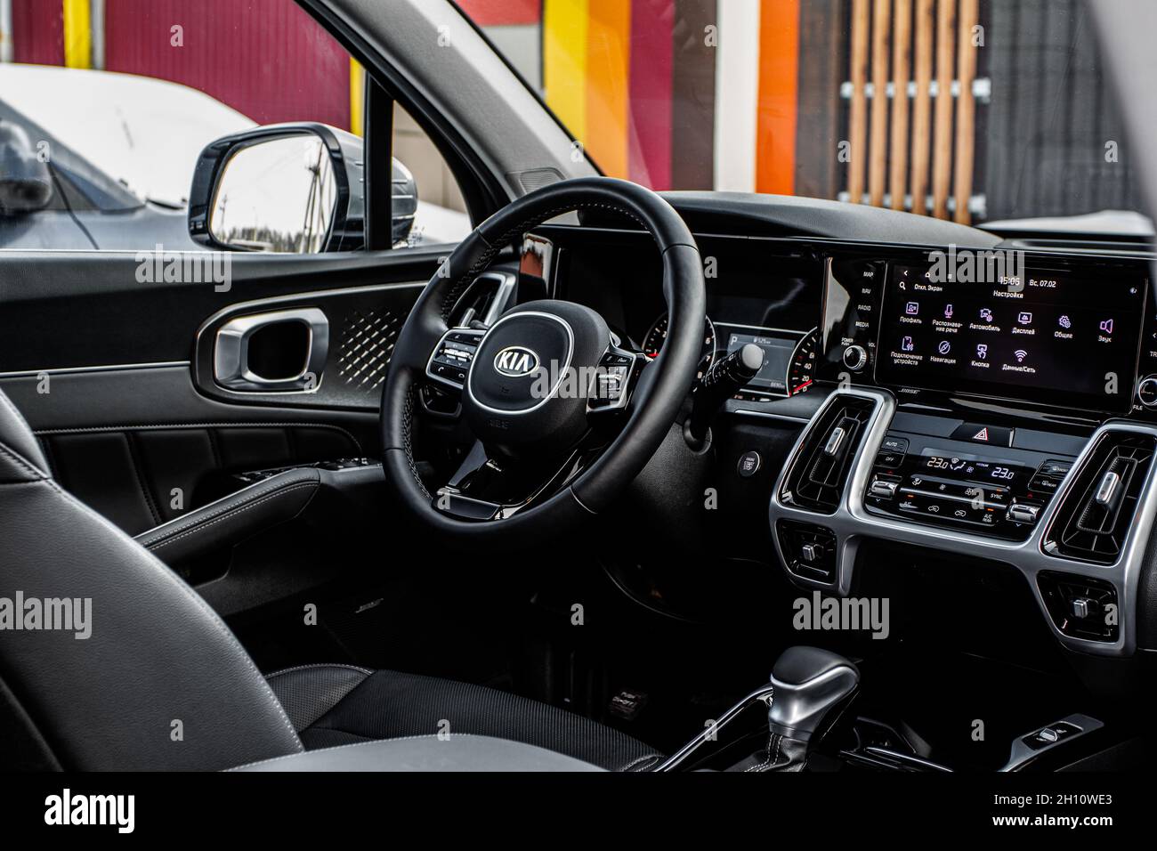 MOSKAU, RUSSLAND - 7. FEBRUAR 2021 Kia Sorento vierte Generation MQ4. Nahaufnahme des Innenraums. Details des Kia Sorento Innenraums. Stockfoto