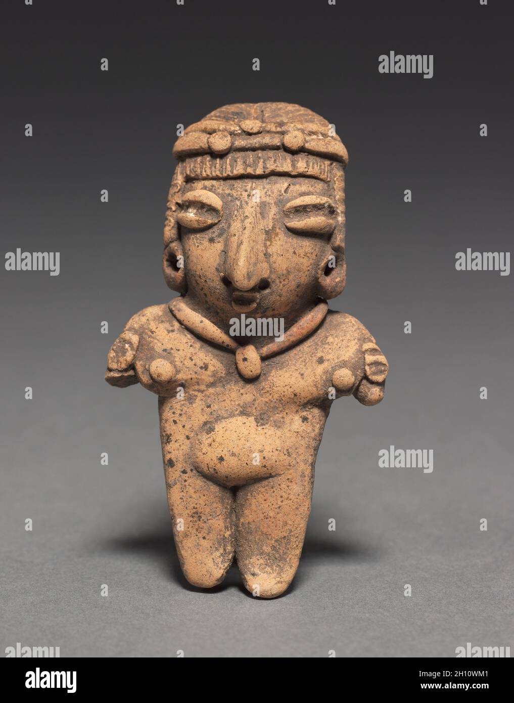 Weibliche Figur, 400-100 v. Chr. Mexiko, Guanajuato, Chupícuaro. Keramik mit Spuren von weißem und rotem Pigment; insgesamt: 7.9 x 4.4 x 1.8 cm (3 1/8 x 1 3/4 x 11/16 Zoll). Stockfoto