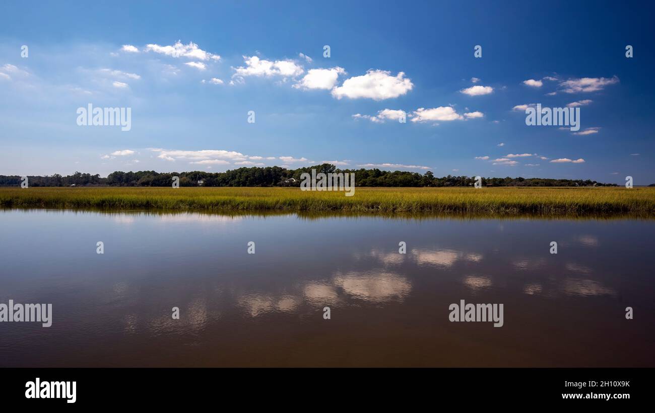 Sommerreflexionen auf Fishing Creek - Edisto Island, South Carolina, USA Stockfoto