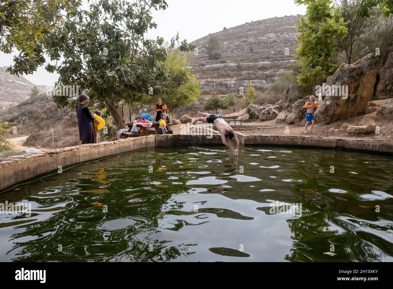 Eine religiöse jüdische Familie aus der israelischen Siedlung Ofra Bath in der Quelle ein Oz, die sich am 14. Oktober 2021 in der Nähe der jüdischen Siedlung Eli im Westjordanland, Israel, befindet. Die Schätzung für die jüdische Bevölkerung in 128 Siedlungen im Westjordanland beträgt etwa 480,00, das sind rund 5 Prozent der israelischen Gesamtbevölkerung. Stockfoto