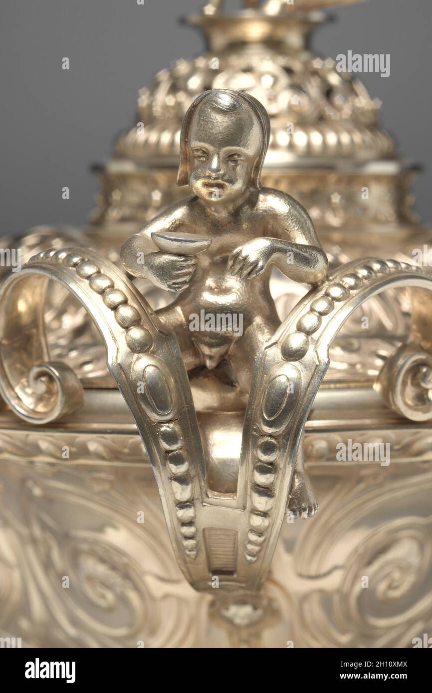 Mittelstück, 1838-1848. Charles-Nicolas Odiot (Französisch, 1826-1868). Vergoldet; insgesamt 37 x 30.2 x 25.1 cm (14 9/16 x 11 7/8 x 9 7/8 Zoll). Hergestellt für Louis Philippe (1773-1850), König von Frankreich 1830-48. Stockfoto