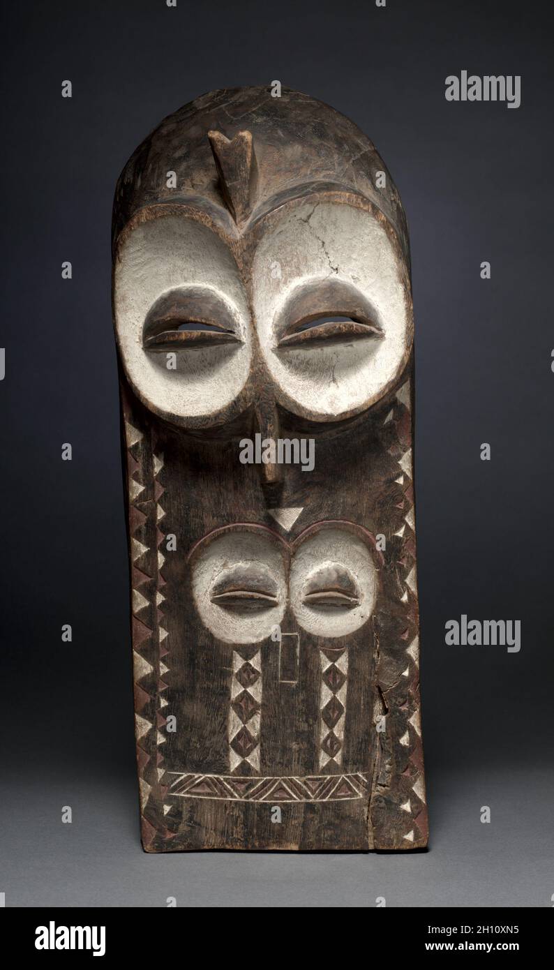 Maske (emangungu), möglicherweise Anfang des 20. Jahrhunderts. Afrika, Zentralafrika, Demokratische Republik Kongo, Bembe-Stil-Hersteller. Holz, Kaolin, Farbstoff und Eisen; insgesamt 46 cm (18 1/8 in.). Stockfoto