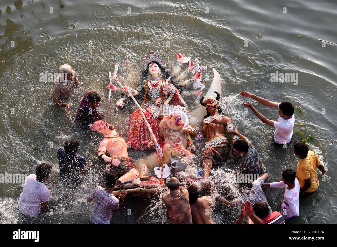 Dhaka, Bangladesch. Oktober 2021. Hinduistische Anhänger tauchen am letzten Tag des Durga Puja-Festivals in Dhaka ein Lehmidol der Hindu-Göttin Durga im Buriganga-Fluss ein. Kredit: SOPA Images Limited/Alamy Live Nachrichten Stockfoto