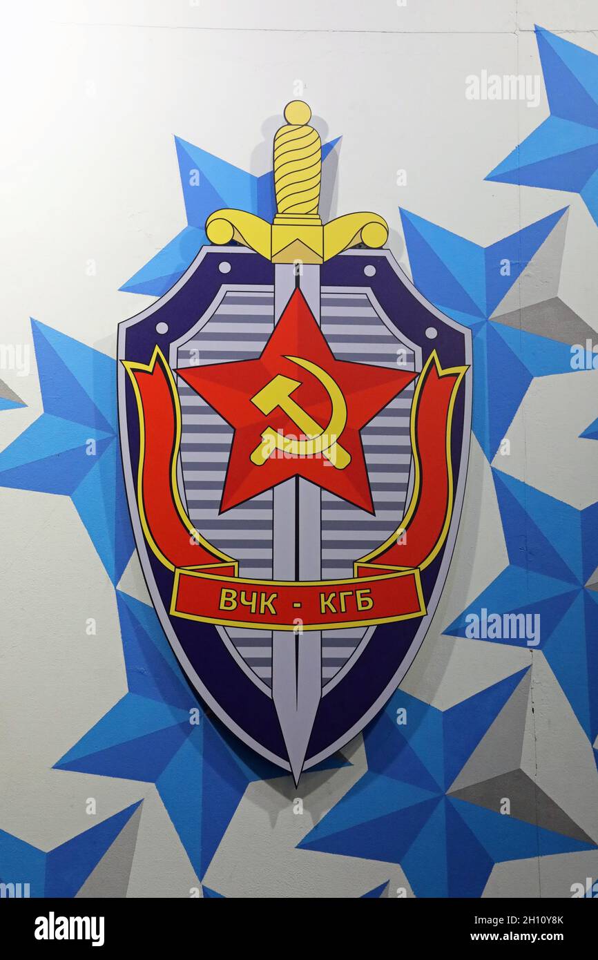 Symbol des KGB an der Wand des Museums der sowjetischen Besatzung in Riga Stockfoto Symbol des KGB an der Wand des Museums der sowjetischen Besatzung in Riga Stockfoto