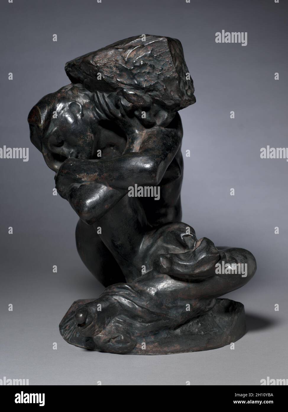 Fallen Caryatid Carryatid Carrying Her Stone, 1880–81?. Auguste Rodin (Französisch, 1840-1917). Bronze; insgesamt: 43.5 x 29.2 x 31.8 cm (17 1/8 x 11 1/2 x 12 1/2 Zoll). Stockfoto