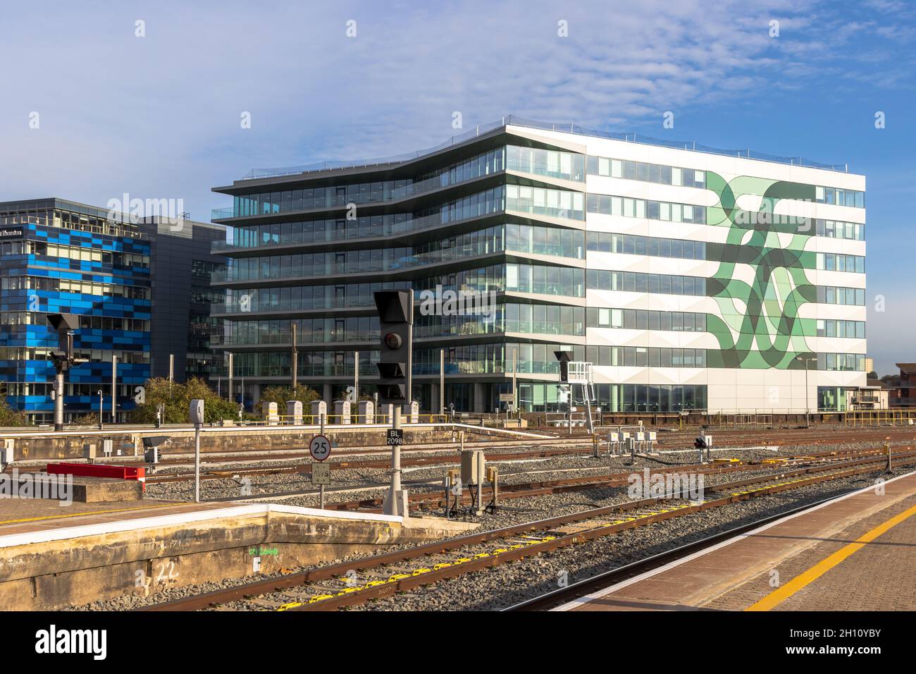 Ein Blick auf die neuen Bürogebäude, vom Ende des Bahnsteigs 10 am Bahnhof Temple Meads, Bristol UK 12-10-2021 aus gesehen. Stockfoto