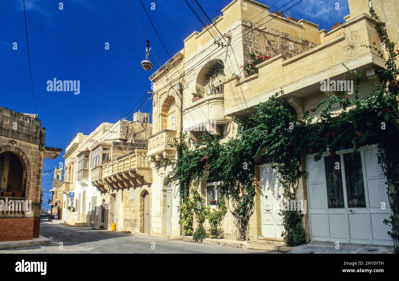 Traditionelle gozitanische Häuser in der Stadt Gharb auf der Insel Gozo. Stockfoto