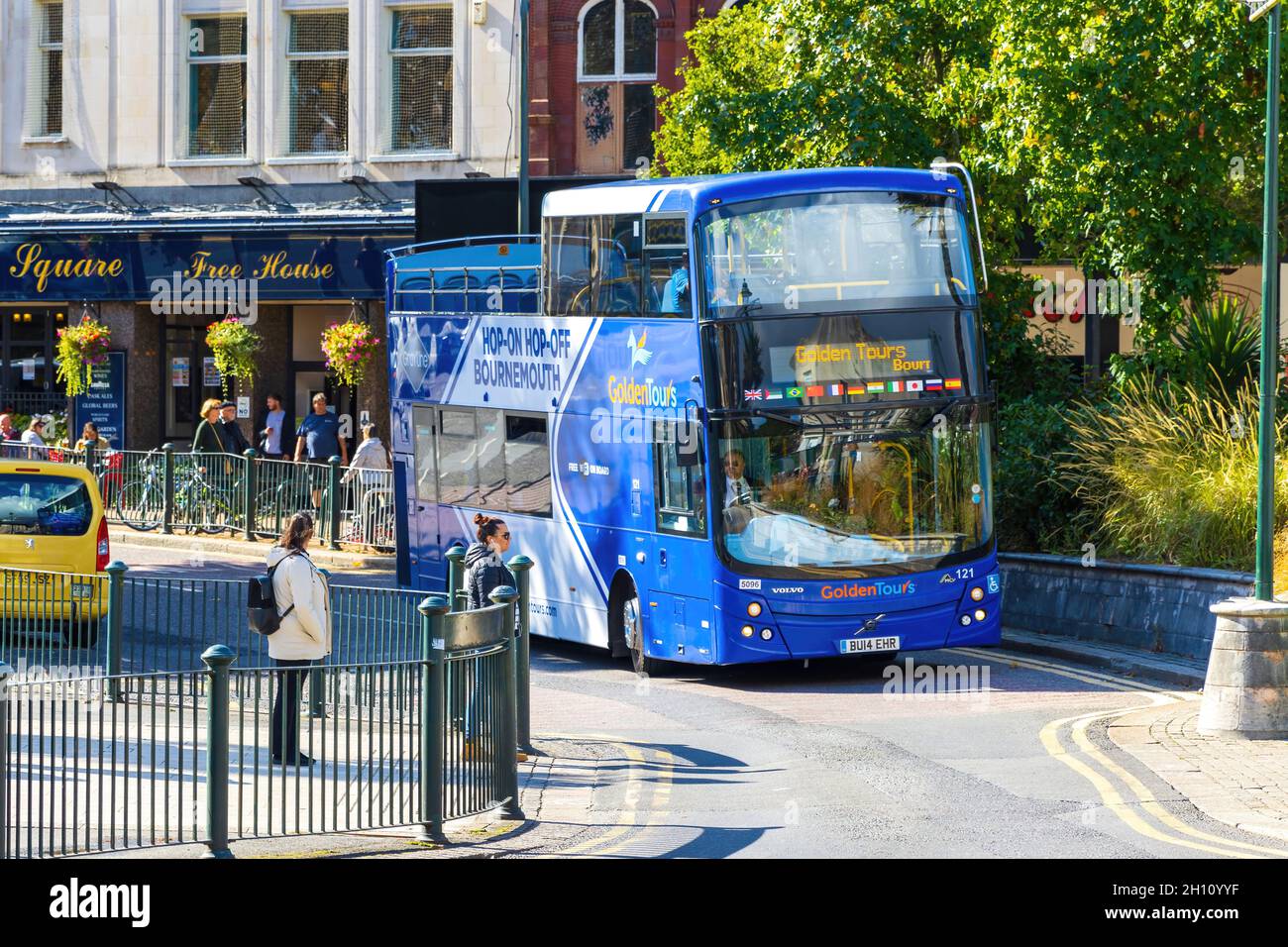 A 2014 Volvo B Series B9TL, Reg No: BU14 EHR, an Open Top Tour Bus, travelling through the Streets of Bournemouth, UK 29-09-2021. Stockfoto