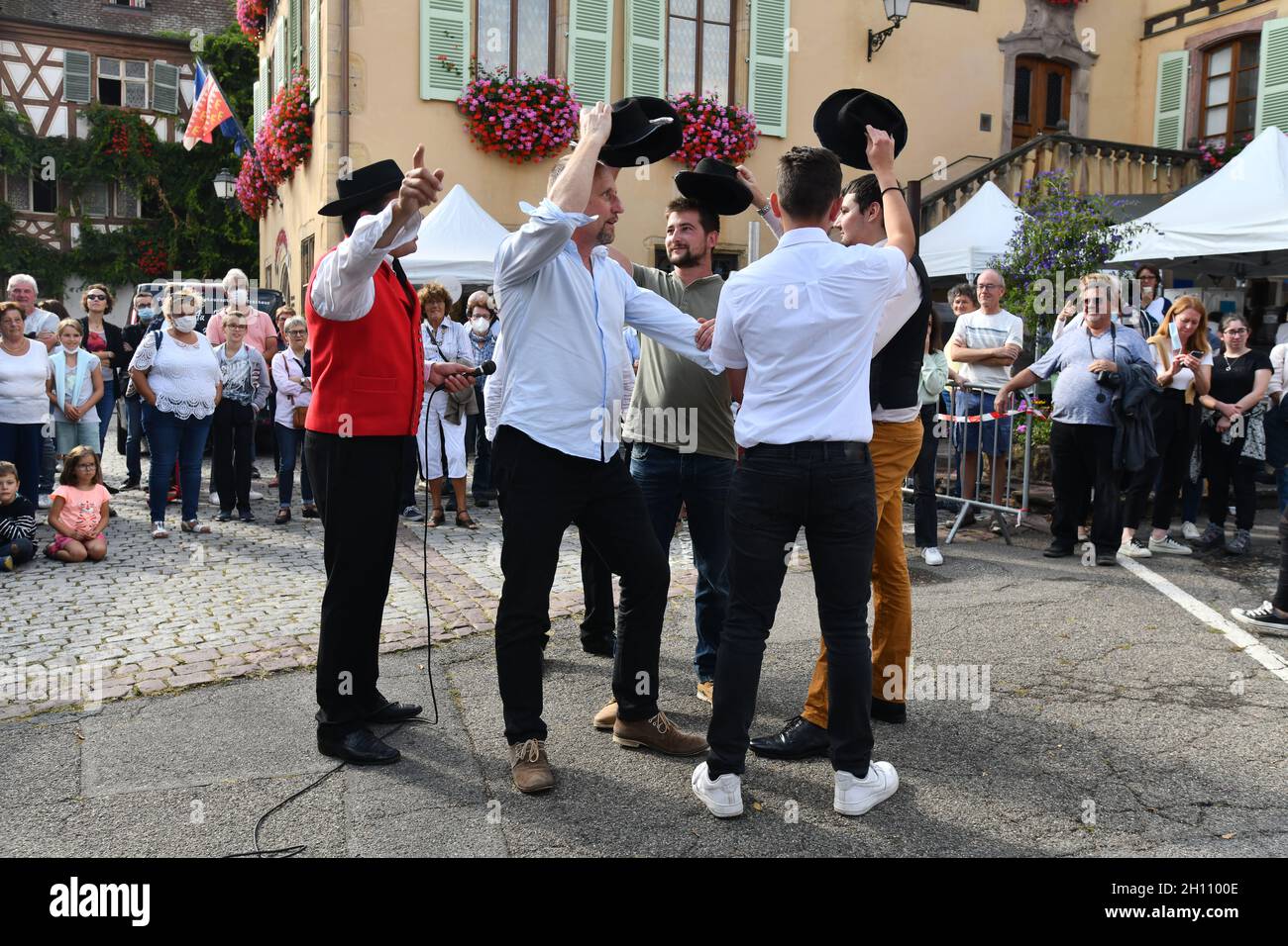 Traditioneller elsässischer Volkstanz im Dorf Turkheim während der Elsässer Weinlese 2021 Stockfoto