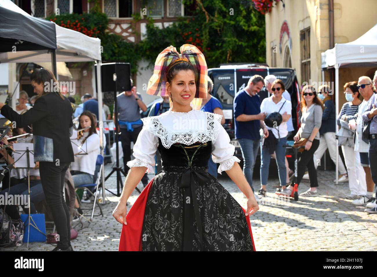 Traditionelle elsässische Volkstänzerin in Alsation-Kostümen im Dorf Turkheim während der Elsässer Weinlese 2021 Stockfoto