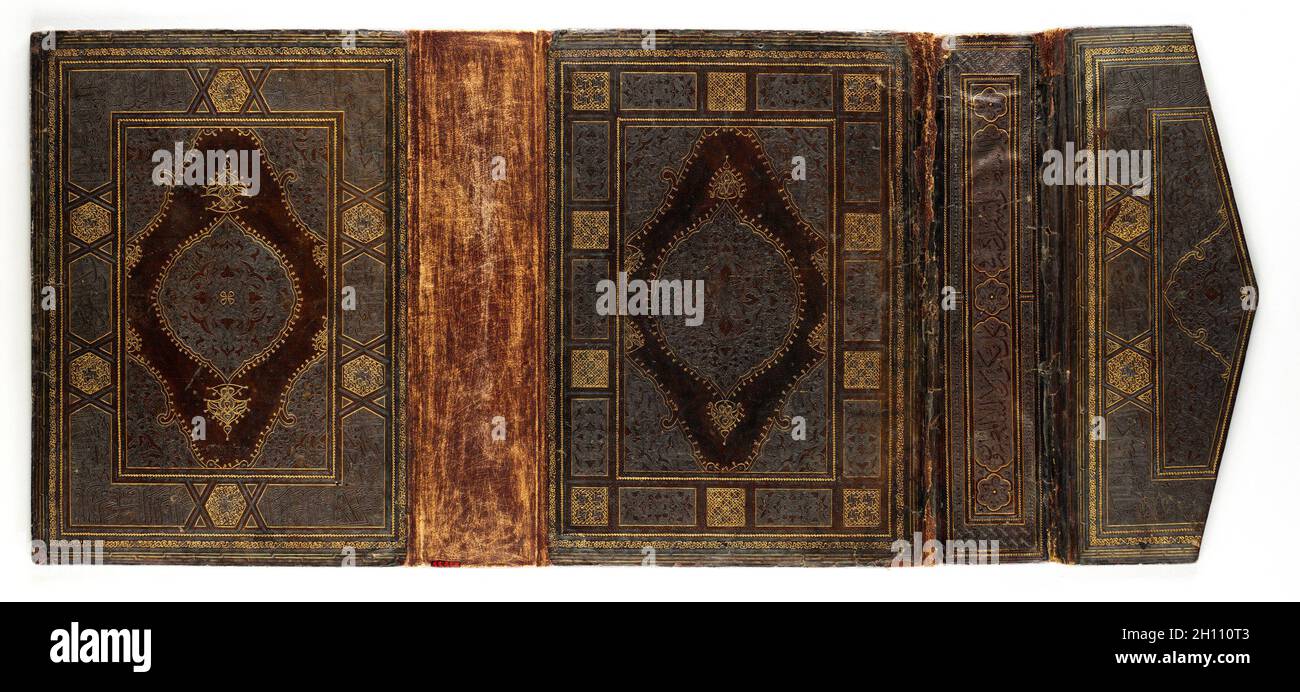 Buchbindung für einen Koran, 1460-1500. Türkei, Istanbul, Osmanische Zeit, 15. Jahrhundert. Leder über Pappbrettern aus Papier; äußere Abdeckung mit blauer Farbe; innere Abdeckungen durchbrochene Designs über farbigem Papier; insgesamt: 36 x 81.6 cm (14 3/16 x 32 1/8 Zoll). Stockfoto